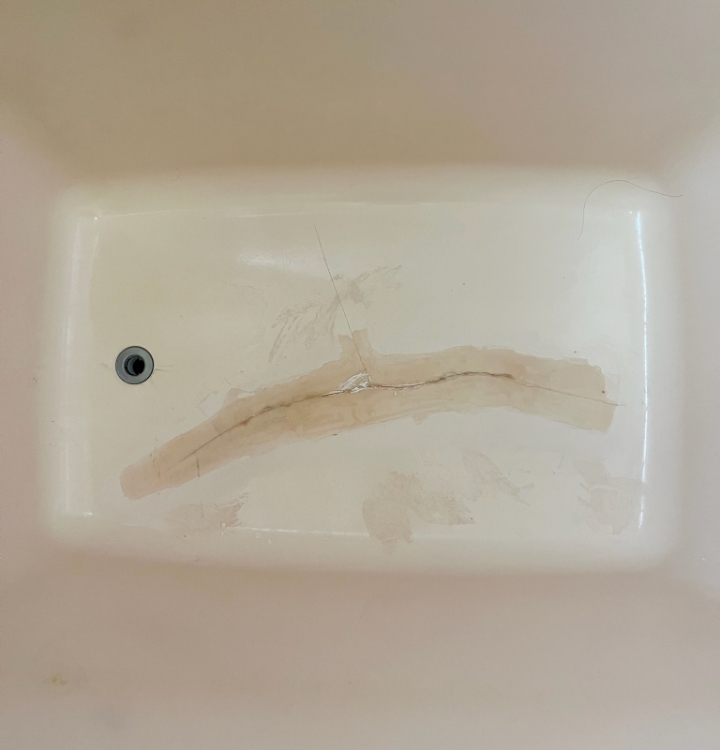 ひび割れてしまったFRP浴槽[BEFORE]